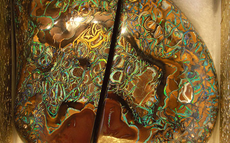 Опал в виде карты Австралии