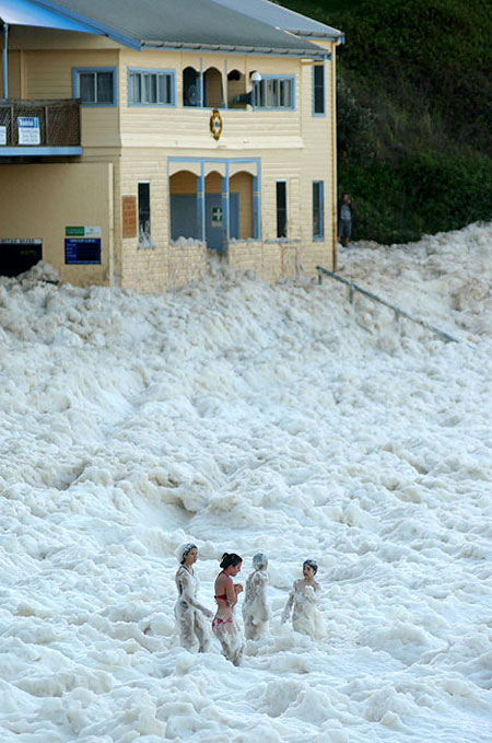 Пена достигла домов на берегу