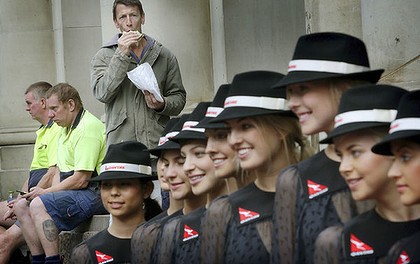 Мужики на заднем плане очень колоритные