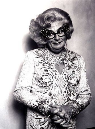 Дама Эдна за кулисами