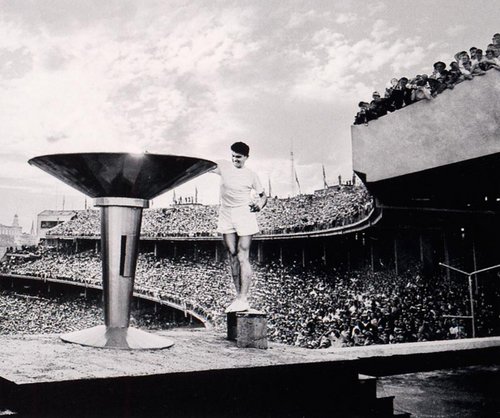 Рон Кларк зажигает Олимпийский огонь