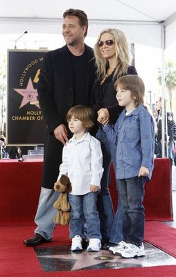 Рассел Кроу с семьей