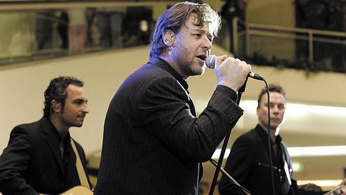 Поющий Рассел Кроу