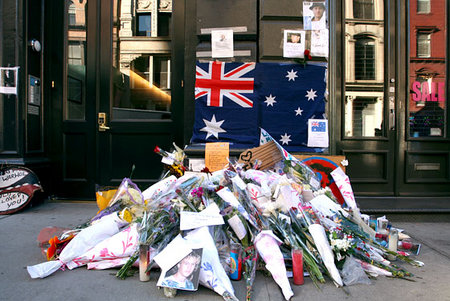 Мемориал актеру снаружи здания, где находилась его квартира